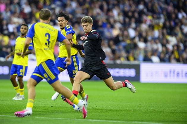 LEEUWARDEN - (r) Ruud Nijstad of FC Twente scores the 0-1 during the Dutch Eredivisie match between SC Cambuur and FC Twente at the Kooi Stadion on August 30, 2026 in Leeuwarden, the Netherlands. COR LASKER ANP Eredivisie 2026 27 xVIxANPxSportx xxANPxIVx 566624572 originalFilename: 566624572.jpg