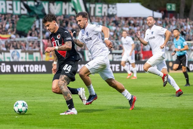 Tackle between Niklas Castelle (Viktoria Cologne, 44) and Louis Kolbe (SC Preussen Münster, 02) FC Viktoria Cologne vs. SC Preussen Münster, Soccer, 3rd Division, Matchday 03, 2026–2027 Season, August 30, 2026 DFL DFB regulations prohibit any use of photographs as image sequences and or quasi-video. FC Viktoria Cologne vs. SC Preussen Münster, soccer, 3rd Division, Matchday 3, 2026–2027 season, August 30, 2026, Cologne Copyright: xEibner-Pressefoto ThomasxHaeslerx EP_THR