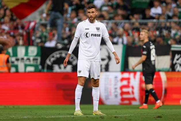 Felix Higl of SC Preussen Münster watches during the 3. Liga match between Viktoria Köln and Preussen Münster at Sportpark Höhenberg on August 30, 2026, in Cologne, Germany. Photo by Oliver Kaelke, DeFodi Images. Felix Higl of SC Preussen Münster looks on during the 3. Liga match between Viktoria Cologne and Preussen Münster at Sportpark Höhenberg on August 30, 2026 in Cologne, Germany. Photo by Oliver Kaelke, DeFodi Images. DFB and DFL regulations prohibit any use of photographs as image sequences and or quasi-video. Photo by Oliver Kaelke, DeFodi Images.