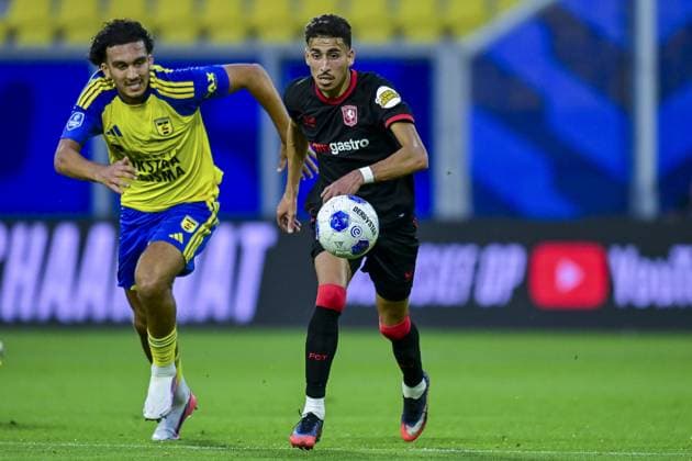 LEEUWARDEN , 30-08-2026 , Kooi Stadium , season 2026 2027 , Dutch Eredivisie football , match between SC Cambuur and FC Twente , picture shows SC Cambuur player Sami Bouhoudane FC Twente player Younes Taha Cambuur - Twente  x206259271x Copyright: