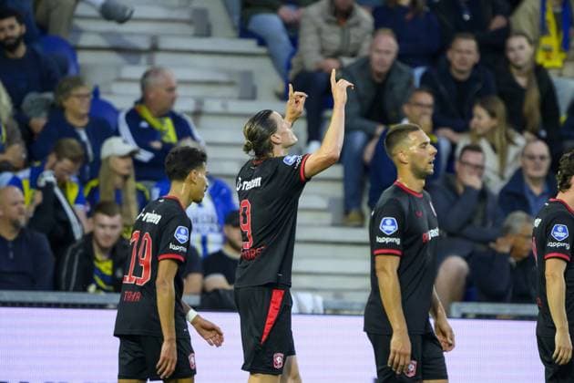 LEEUWARDEN - (m) Wout Weghorst of FC Twente celebrates his goal during the Dutch Eredivisie match between SC Cambuur and FC Twente at the Kooi Stadion on August 30, 2026, in Leeuwarden, the Netherlands. COR LASKER ANP Eredivisie 2026 27 xVIxANPxSportx xxANPxIVx 566624751 originalFilename: 566624751.jpg