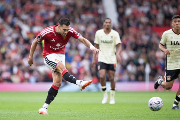 MANCHESTER, ENGLAND, AUGUST 30: Manchester United, ManU s Diogo Dalot shoots at goal during a 2026 27 Premier League match between Manchester United and Ipswich Town at Old Trafford in Manchester, England. (Richard Callis ) Richard Callis Fotoarena (Richard Callis SPP) Copyright: xRichardxCallisx xSPPx spp-en-RiCa-3007345
