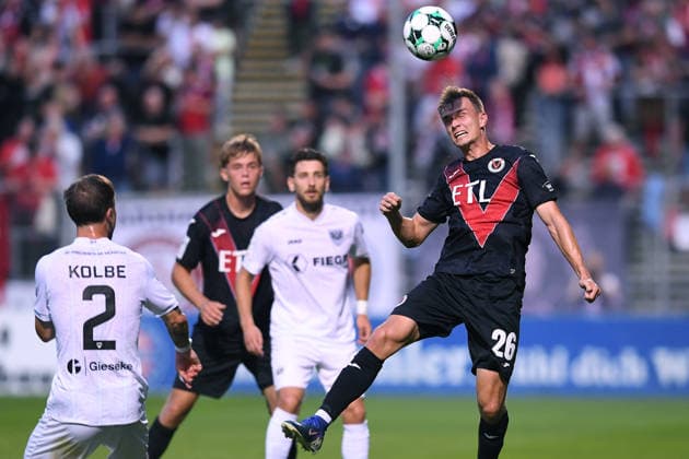 Soccer, 3rd Division, Matchday 3: FC Viktoria Köln vs. SC Preußen Münster on August 30, 2026, at Sportpark Höhenberg in Cologne. Louis Kolbe (Münster), left; Kilian Jakob (Cologne), right. DFB regulations prohibit any use of photographs as image sequences and or quasi-video. xRx