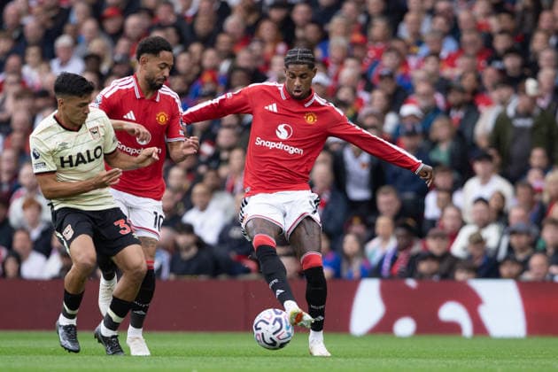MANCHESTER, ENGLAND, AUGUST 30: Manchester United, ManU s Marcus Rashford (right) passes the ball during a 2026 27 Premier League match between Manchester United and Ipswich Town at Old Trafford in Manchester, England. (Richard Callis ) Richard Callis Fotoarena (Richard Callis SPP) Copyright: xRichardxCallisx xSPPx spp-en-RiCa-3007373