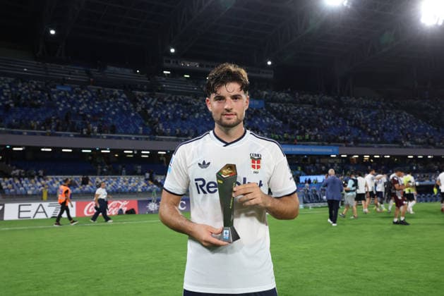 Como™s Martin Baturina Panini Player of the match during the Serie A soccer match between Napoli and Como at the Diego Armando Maradona Stadium in Naples, southern italy - Sunday , August 30, 2026. - Soccer .  Copyright: xAlessandroxGarofalo LaPressex