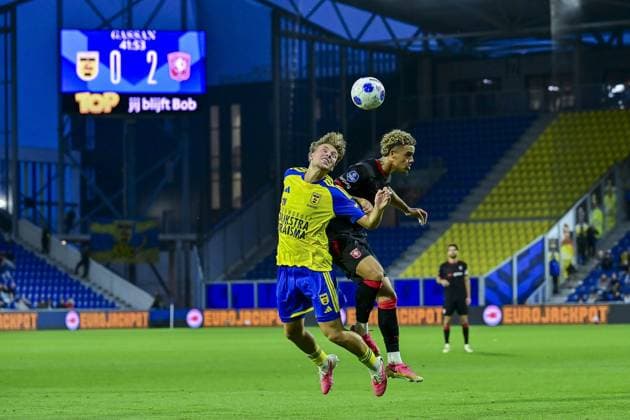 LEEUWARDEN , 30-08-2026 , Kooi Stadium , season 2026 2027 , Dutch Eredivisie football , match between SC Cambuur and FC Twente , picture shows SC Cambuur player Iwan Henstra FC Twente player Daouda Weidmann Cambuur - Twente  x206260273x Copyright: