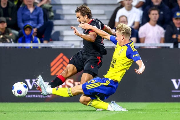 2026-08-30 SC Cambuur v FC Twente - Dutch Eredivisie LEEUWARDEN, NETHERLANDS - AUGUST 30: Bart van Rooij of FC Twente, Billy van Duijl of SC Cambuur during the Dutch Eredivisie match between SC Cambuur and FC Twente at Kooi Stadion on August 30, 2026 in Leeuwarden, Netherlands. Leeuwarden Kooi Stadion Netherlands Content not available for redistribution in The Netherlands directly or indirectly through any third parties. Copyright: xPieterxvanxderxWoudex