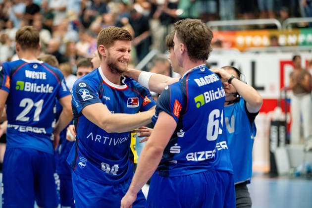 Georg Pohle of HBW Balingen Weilstetten, 94, and Mex Raguse of HBW Balingen Weilstetten, 06, on the right, celebrating, HBW Balingen Weilstetten vs. Handball Club Hamburg, GER, Opel 1 Handball Bundesliga, Championship, Matchday 1, 2026–2027 season, August 30, 2026, Eibner Press Photo: Andreas Ulmer, BW Balingen Weilstetten vs. Handball Club Hamburg, GER, Opel 1 Handball Bundesliga, Championship, Matchday 1, 2026–2027 Season, August 30, 2026, Balingen Copyright: xEibner-Pressefoto AndreasxUlmerx EP_AUR