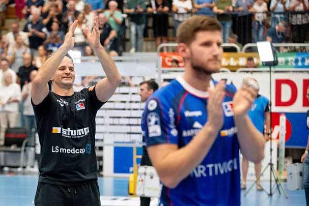 Matthias Flohr, HBW Balingen Weilstetten, coach celebrates the victory in the match between HBW Balingen Weilstetten and Handball Club Hamburg, GER, Opel 1 Handball Bundesliga, Championship, Matchday 1, 2026–2027 season, August 30, 2026, Eibner Press Photo: Andreas Ulmer, BW Balingen Weilstetten vs. Handball Club Hamburg, GER, Opel 1 Handball Bundesliga, Championship, Matchday 1, 2026–2027 season, August 30, 2026, Balingen Copyright: xEibner-Pressefoto AndreasxUlmerx EP_AUR