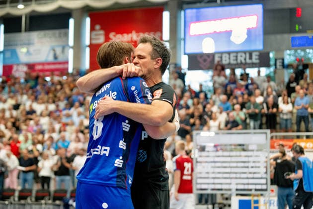 Matthias Flohr, HBW Balingen Weilstetten, coach after the game, simply happy and emotional with Magnus Grupe of HBW Balingen Weilstetten, August 8, HBW Balingen Weilstetten vs. Handball Club Hamburg, GER, Opel 1 Handball Bundesliga, Championship, Matchday 1, 2026–2027 season, August 30, 2026, Eibner Press Photo: Andreas Ulmer, BW Balingen Weilstetten vs. Handball Club Hamburg, GER, Opel 1 Handball Bundesliga, Championship, Matchday 1, 2026–2027 Season, August 30, 2026, Balingen Copyright: xEibner-Pressefoto AndreasxUlmerx EP_AUR