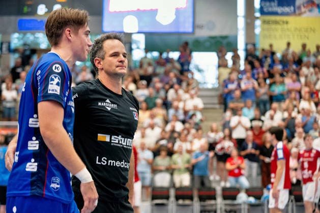 Matthias Flohr, HBW Balingen Weilstetten, coach after the game, with Magnus Grupe of HBW Balingen Weilstetten, August 8, HBW Balingen Weilstetten vs. Handball Club Hamburg, GER, Opel 1 Handball Bundesliga, Championship, Matchday 1, 2026–2027 season, August 30, 2026, Eibner Press Photo: Andreas Ulmer, BW Balingen Weilstetten vs. Handball Club Hamburg, GER, Opel 1 Handball Bundesliga, Championship, Matchday 1, 2026–2027 season, August 30, 2026, Balingen Copyright: xEibner-Pressefoto AndreasxUlmerx EP_AUR