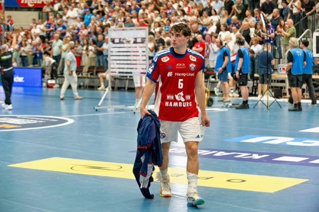 Elias Kofler, Handball Club Hamburg, No. 6, captain, disappointed, HBW Balingen Weilstetten vs. Handball Club Hamburg, GER, Opel 1 Handball Bundesliga, Championship, Matchday 1, 2026–2027 season, August 30, 2026, Eibner Press Photo by Andreas Ulmer, BW Balingen Weilstetten vs. Handball Club Hamburg, GER, Opel 1 Handball Bundesliga, Championship, Matchday 1, 2026–2027 Season, August 30, 2026, Balingen Copyright: xEibner-Pressefoto AndreasxUlmerx EP_AUR