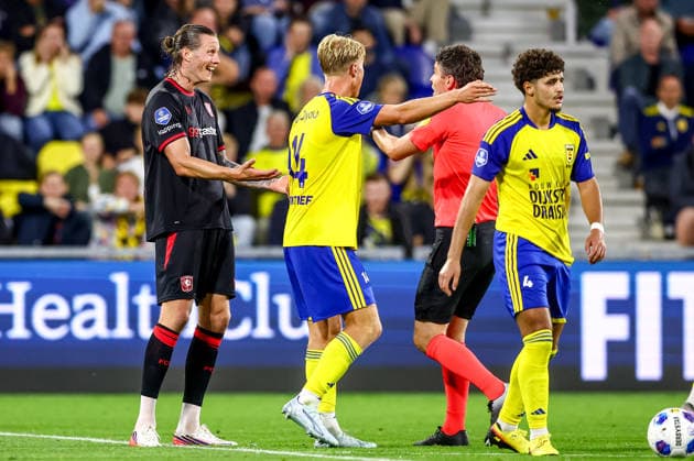 2026-08-30 SC Cambuur v FC Twente - Dutch Eredivisie LEEUWARDEN, NETHERLANDS - AUGUST 30: Wout Weghorst of FC Twente, referee Erwin Blank during the Dutch Eredivisie match between SC Cambuur and FC Twente at Kooi Stadion on August 30, 2026 in Leeuwarden, Netherlands. Leeuwarden Kooi Stadion Netherlands Content not available for redistribution in The Netherlands directly or indirectly through any third parties. Copyright: xPieterxvanxderxWoudex