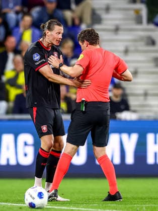 2026-08-30 SC Cambuur v FC Twente - Dutch Eredivisie LEEUWARDEN, NETHERLANDS - AUGUST 30: Wout Weghorst of FC Twente, referee Erwin Blank during the Dutch Eredivisie match between SC Cambuur and FC Twente at Kooi Stadion on August 30, 2026 in Leeuwarden, Netherlands. Leeuwarden Kooi Stadion Netherlands Content not available for redistribution in The Netherlands directly or indirectly through any third parties. Copyright: xPieterxvanxderxWoudex