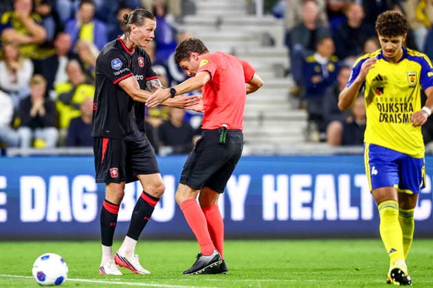 2026-08-30 SC Cambuur v FC Twente - Dutch Eredivisie LEEUWARDEN, NETHERLANDS - AUGUST 30: Wout Weghorst of FC Twente, referee Erwin Blank during the Dutch Eredivisie match between SC Cambuur and FC Twente at Kooi Stadion on August 30, 2026 in Leeuwarden, Netherlands. Leeuwarden Kooi Stadion Netherlands Content not available for redistribution in The Netherlands directly or indirectly through any third parties. Copyright: xPieterxvanxderxWoudex