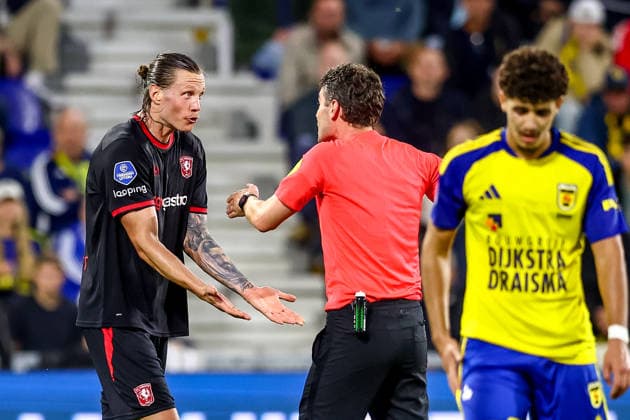 2026-08-30 SC Cambuur v FC Twente - Dutch Eredivisie LEEUWARDEN, NETHERLANDS - AUGUST 30: Wout Weghorst of FC Twente, referee Erwin Blank during the Dutch Eredivisie match between SC Cambuur and FC Twente at Kooi Stadion on August 30, 2026 in Leeuwarden, Netherlands. Leeuwarden Kooi Stadion Netherlands Content not available for redistribution in The Netherlands directly or indirectly through any third parties. Copyright: xPieterxvanxderxWoudex