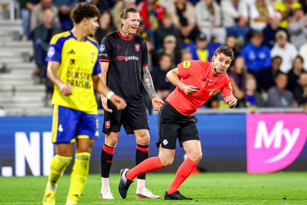 2026-08-30 SC Cambuur v FC Twente - Dutch Eredivisie LEEUWARDEN, NETHERLANDS - AUGUST 30: Wout Weghorst of FC Twente, referee Erwin Blank during the Dutch Eredivisie match between SC Cambuur and FC Twente at Kooi Stadion on August 30, 2026 in Leeuwarden, Netherlands. Leeuwarden Kooi Stadion Netherlands Content not available for redistribution in The Netherlands directly or indirectly through any third parties. Copyright: xPieterxvanxderxWoudex