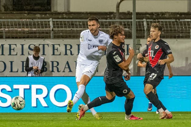 Tobias Eisenhut (Viktoria Cologne, 06) is unable to stop the shot by Felix Higl (SC Preussen Münster, 33). Next to him is Lucas Wolf (Viktoria Cologne, 21). FC Viktoria Cologne vs. SC Preussen Münster, Soccer, 3rd Division, Matchday 3, 2026–2027 season, August 30, 2026. DFL and DFB regulations prohibit any use of photographs as image sequences and or quasi-video. FC Viktoria Cologne vs. SC Preussen Münster, soccer, 3rd League, Matchday 3, 2026–2027 season, August 30, 2026, Cologne Copyright: xEibner-Pressefoto ThomasxHaeslerx EP_THR