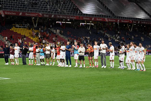 20260830 FC Red Bull Salzburg vs. FK Austria Wien Admiral Bundesliga SALZBURG, AUSTRIA AUGUST 30 Players from FC Red Bull Salzburg face their fans during the Admiral Bundesliga match between FC Red Bull Salzburg and FK Austria Wien at Red Bull Arena on August 30, 2026, in Salzburg, Austria. Salzburg, Red Bull Arena, Salzburg, Austria