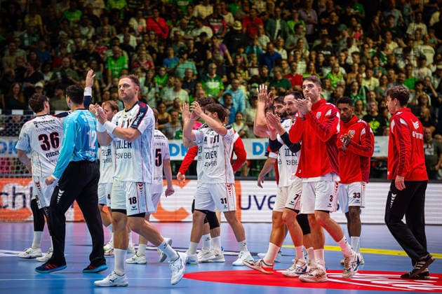 August 30, 2026, xovx, Opel Handball Bundesliga, HSG Wetzlar vs. SC BBM Bietigheim The SC BBM Bietigheim players thank their fans who traveled with them before the game in Wetzlar Wetzlar Buderus Arena Hesse Germany DE