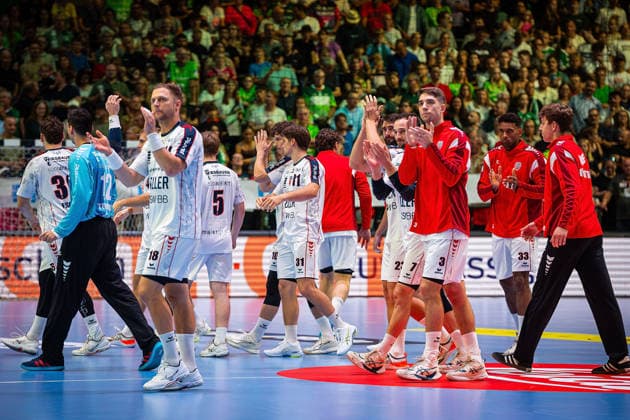 August 30, 2026, xovx, Opel Handball Bundesliga, HSG Wetzlar vs. SC BBM Bietigheim The SC BBM Bietigheim players thank their fans who traveled with them before the game in Wetzlar Wetzlar Buderus Arena Hesse Germany DE