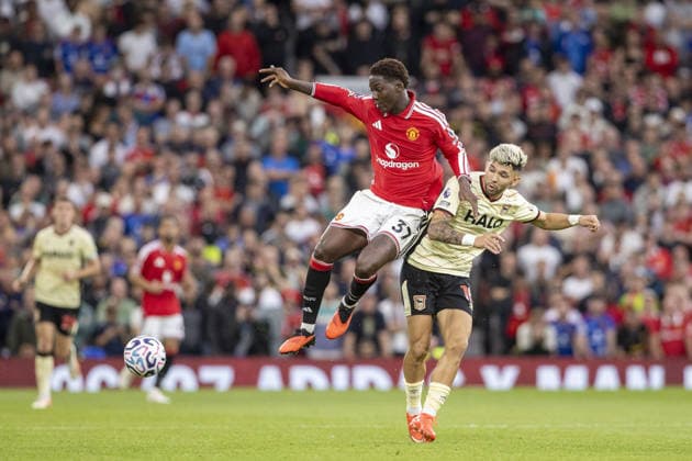 MANCHESTER, ENGLAND, AUG 30: Kobbie Mainoo of Manchester United, ManU and Julio Enciso of Ipswich Town fight for possession during a Premier League 2026 27 football match between Manchester United and Ipswich Town at Old Trafford in Manchester, England (photo by Richard Callis Sports Press Photo) Copyright: xRichardxCallis SportsxPressxPhotox Sportspressphoto_SPR220219