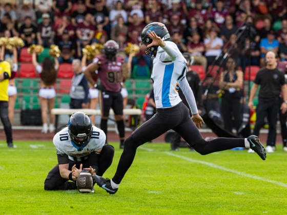 10 Maciej Krupa (Wide Receiver) Panthers Wroclaw hold the. Ball for 15 Jakub Ciurkot ( Kicker ) Panthers Wroclaw Rhein Fire vs Alpine Rams, Panthers Wroclawl, American Football League Europe, Semi Final, 2026, 30.08.2026, Duisburg Schauinsland-Reisen-Arena Germany Copyright: xPFA ChristopherxMettkenx