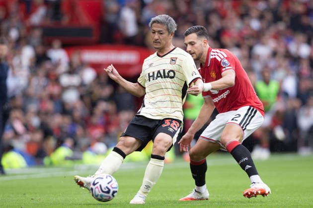 MANCHESTER, ENGLAND, AUGUST 30: Daizen Maeda of Ipswich Town (L) passes the ball under pressure from Diogo Dalot of Manchester United, ManU (R) during a 2026 27 Premier League match between Manchester United and Ipswich Town at Old Trafford in Manchester, England. (Richard Callis ) Richard Callis Fotoarena (Richard Callis SPP) Copyright: xRichardxCallisx xSPPx spp-en-RiCa-3007409