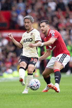 MANCHESTER, ENGLAND, AUGUST 30: Daizen Maeda of Ipswich Town (L) passes the ball under pressure from Diogo Dalot of Manchester United, ManU (R) during a 2026 27 Premier League match between Manchester United and Ipswich Town at Old Trafford in Manchester, England. (Richard Callis ) Richard Callis Fotoarena (Richard Callis SPP) Copyright: xRichardxCallisx xSPPx spp-en-RiCa-3007410