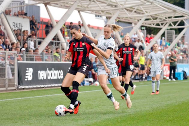 Die Fußballspielerinnen Selina Ostermeier (Bayer 04 Leverkusen 2, Abwehr) und Weronika Arasniewicz (VfL Wolfsburg 15, Mittelfeld) beim Spiel der 1. Damen-Mannschaft von Bayer 04 Leverkusen gegen VfL Wolfsburg (Endstand: 1:2) am 2. Spieltag in der Google Pixel Frauen-Bundesliga im Ulrich-Haberland-Stadion. Leverkusen, 30.08.2026 (DFB regulations prohibit any use of photographs as image sequences and or quasi-video.) NRW Deutschland *** Soccer players Selina Ostermeier of Bayer 04 Leverkusen 2 (defender) and Weronika Arasniewicz of VfL Wolfsburg 15, midfielder, during the match between Bayer 04 Leverkusen’s Women’s First Team and VfL Wolfsburg, which ended 1–2, on Matchday 2 of the Google Pixel Women’s Bundesliga at Ulrich Haberland Stadium in Leverkusen, August 30, 2026. DFB regulations prohibit any use of photographs as image sequences and or quasi-video. NRW, Germany Copyright: xChristophxHardtx