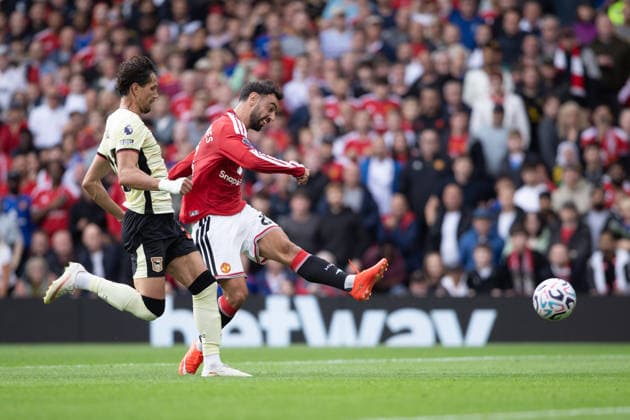 MANCHESTER, ENGLAND, AUGUST 30: Manchester United, ManU s Bruno Fernandes (right) shoots at goal under pressure from Ipswich Town s Jacob Greaves (left) during a 2026 27 Premier League match between Manchester United and Ipswich Town at Old Trafford in Manchester, England. (Richard Callis ) Richard Callis Fotoarena (Richard Callis SPP) Copyright: xRichardxCallisx xSPPx spp-en-RiCa-3007414