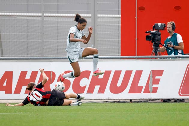 Die Fußballspielerinnen Estrella Merino Gonzalez (Bayer 04 Leverkusen 10, Mittelfeld) und Cora Zicai (VfL Wolfsburg 28, Sturm) beim Spiel der 1. Damen-Mannschaft von Bayer 04 Leverkusen gegen VfL Wolfsburg (Endstand: 1:2) am 2. Spieltag in der Google Pixel Frauen-Bundesliga im Ulrich-Haberland-Stadion. Leverkusen, 30.08.2026 (DFB regulations prohibit any use of photographs as image sequences and or quasi-video.) NRW Deutschland *** Soccer players Estrella Merino Gonzalez of Bayer 04 Leverkusen (No. 10, midfielder) and Cora Zicai of VfL Wolfsburg (No. 28), forward, during the match between the Bayer 04 Leverkusen women’s first team and VfL Wolfsburg, which ended 1–2 on Matchday 2 of the Google Pixel Women’s Bundesliga at the Ulrich Haberland Stadium in Leverkusen, August 30, 2026. DFB regulations prohibit any use of photographs as image sequences and or quasi-video. NRW, Germany Copyright: xChristophxHardtx