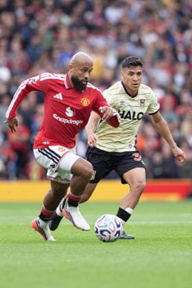 MANCHESTER, ENGLAND, AUGUST 30: Bryan Mbeumo (L) of Manchester United, ManU runs with the ball under pressure from Marcelino Nunez (R) of Ipswich Town during a 2026 27 Premier League match between Manchester United and Ipswich Town at Old Trafford in Manchester, England. (Richard Callis ) Richard Callis Fotoarena (Richard Callis SPP) Copyright: xRichardxCallisx xSPPx spp-en-RiCa-3007422