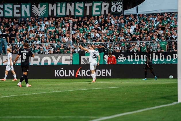 Germany Men s Soccer 3rd Division 2026–2027, Matchday 3: FC Viktoria Köln vs. SC Preußen Münster—Cologne: Ryan Johansson of SC Preußen Münster gives a thumbs-up after a chance in the 20th minute Copyright: xThiemoxRudolphx
