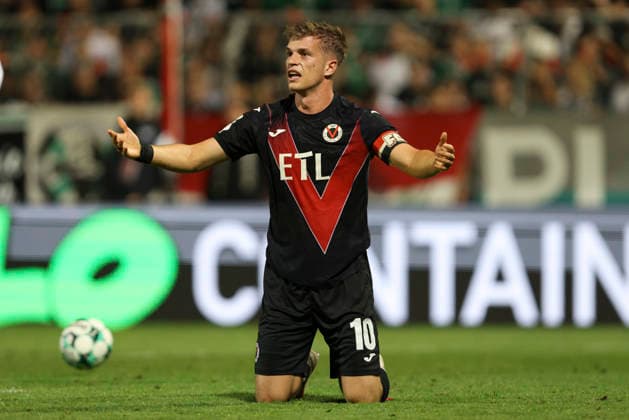 David Otto of FC Viktoria Cologne gestures during the 3. Liga match between Viktoria Cologne and Preussen Münster at Sportpark Höhenberg on August 30, 2026, in Cologne, Germany. Photo by Oliver Kaelke, DeFodi Images. David Otto of FC Viktoria Cologne gestures during the 3. Liga match between Viktoria Cologne and Preussen Münster at Sportpark Höhenberg on August 30, 2026 in Cologne, Germany Photo by Oliver Kaelke DeFodi Images DFB DFL REGULATIONS PROHIBIT ANY USE OF PHOTOGRAPHS AS IMAGE SEQUENCES AND OR QUASI-VIDEO Photo by Oliver Kaelke DeFodi Images