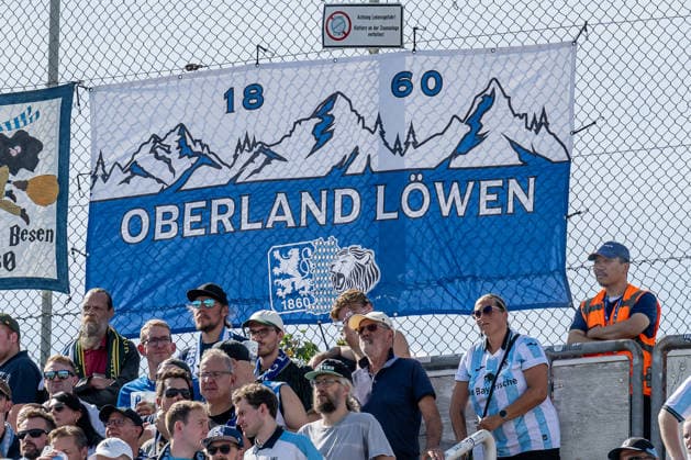 Flag of the 1860 Oberlandloewen on the fence in the Westkurve GER, TSV 1860 Munich vs. TSV Landsberg 1882, soccer, Bavarian Regional League, Matchday 6, 2026–2027 season, August 30, 2026 DFL DFB REGULATIONS PROHIBIT ANY USE OF PHOTOGRAPHS AS IMAGE SEQUENCES AND OR QUASI-VIDEO Photo: HMB Media, Heike Feiner Copyright: HMBxMedia HeikexFeiner