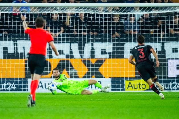 LEEUWARDEN , 30 08-2026 , Kooi Stadium , season 2026 2027 , Dutch Eredivisie football , match between SC Cambuur and FC Twente , picture shows FC Twente goalkeeper Joel Drommel saves Cambuur - Twente  x206261770x Copyright: