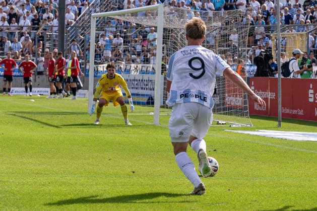 Fabio Wagner, TSV 1860 Munich, No. 9, heading toward the goal defended by Leopold Leimeister, goalkeeper, TSV 1882 Landsberg, No. 01, GER, TSV 1860 Munich vs. TSV Landsberg 1882, Soccer, Bavarian Regional League, Matchday 6, 2026–2027 Season, August 30, 2026 DFL DFB REGULATIONS PROHIBIT ANY USE OF PHOTOGRAPHS AS IMAGE SEQUENCES AND OR QUASI-VIDEO Photo: HMB Media, Heike Feiner Copyright: HMBxMedia HeikexFeiner