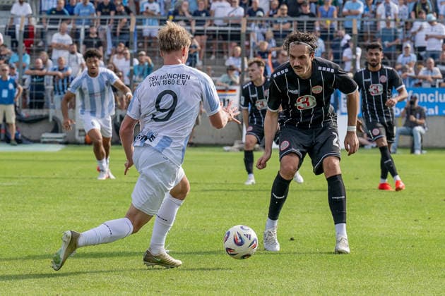 David Bauer (TSV 1882 Landsberg), No. 29, defends against Fabio Wagner (TSV 1860 Munich), No. 09, GER, TSV 1860 Munich vs. TSV Landsberg 1882, Soccer, Bavarian Regional League, Matchday 6, 2026–2027 Season, August 30, 2026 DFL and DFB regulations prohibit any use of photographs as image sequences and or quasi-video. Photo: HMB Media, Heike Feiner Copyright: HMBxMedia HeikexFeiner