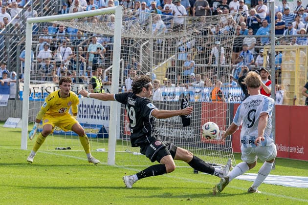 David Bauer (TSV 1882 Landsberg, No. 29) defends against Fabio Wagner (TSV 1860 Munich, No. 09) in front of the goal of Leopold Leimeister, goalkeeper for TSV 1882 Landsberg (No. 01), GER, TSV 1860 Munich vs. TSV Landsberg 1882, Soccer, Bavarian Regional League, Matchday 6, 2026–2027 Season, August 30, 2026 DFL and DFB regulations prohibit any use of photographs as image sequences and or quasi-video. Photo: HMB Media, Heike Feiner Copyright: HMBxMedia HeikexFeiner