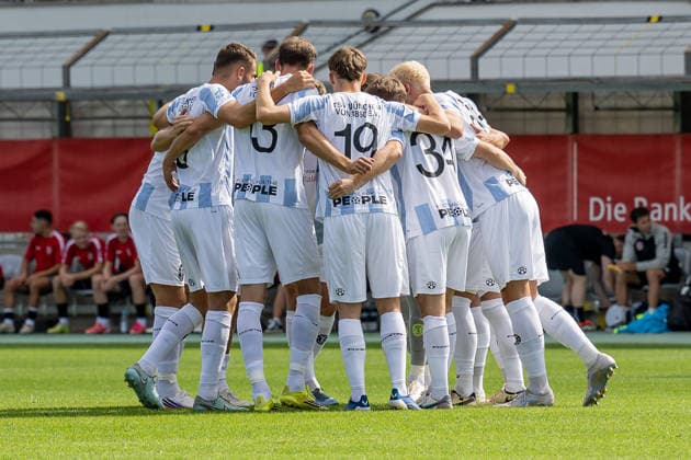 The Loewen in the pre-game circle before the start of the match between GER, TSV 1860 Munich vs. TSV Landsberg 1882, soccer, Bavarian Regional League, Matchday 6, 2026–2027 season, August 30, 2026 DFL DFB regulations prohibit any use of photographs as image sequences and or quasi-video. Photo: HMB Media, Heike Feiner Copyright: HMBxMedia HeikexFeiner