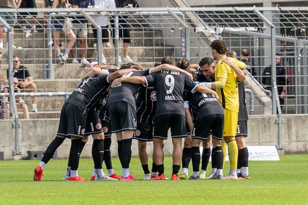 The Landsberg players in the pre-game circle before the start of the match GER, TSV 1860 Munich vs. TSV Landsberg 1882, soccer, Bavarian Regional League, Matchday 6, 2026–2027 season, August 30, 2026 DFL DFB regulations prohibit any use of photographs as image sequences and or quasi-video. Photo: HMB Media, Heike Feiner Copyright: HMBxMedia HeikexFeiner