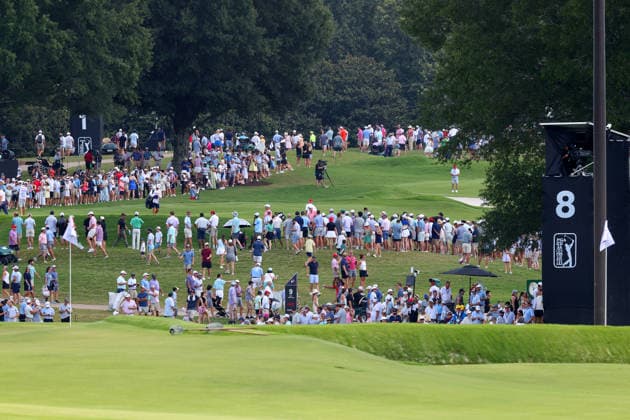 ATLANTA, GA - AUGUST 30: Spectators line the fairways in and around the 8th hole during the fourth and final round of the PGA, Golf Herren Tour Championship on August 30, 2026 at East Lake Golf Club in Atlanta, Georgia. (Photo by David J. Griffin Icon Sportswire) GOLF: AUG 30 PGA Tour Championship EDITORIAL USE ONLY Icon953260830502