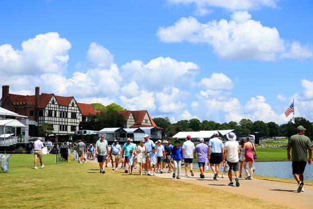 ATLANTA, GA - AUGUST 30: Spectators walkd alongside the lae towards the back-nine during the fourth and final round of the PGA, Golf Herren Tour Championship on August 30, 2026 at East Lake Golf Club in Atlanta, Georgia. (Photo by David J. Griffin Icon Sportswire) GOLF: AUG 30 PGA Tour Championship EDITORIAL USE ONLY Icon953260830521
