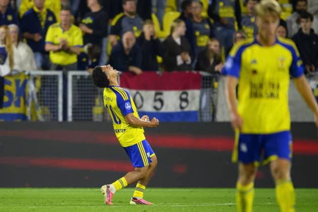 LEEUWARDEN - (l) Rafik el Arguioui of SC Cambuur is disappointed after a missed shot during the Dutch Eredivisie match between SC Cambuur and FC Twente at the Kooi Stadion on August 30, 2026 in Leeuwarden, the Netherlands. COR LASKER ANP Eredivisie 2026 27 xVIxANPxSportx xxANPxIVx 566629554 originalFilename: 566629554.jpg