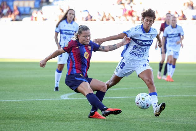 Spain - Liga F Moeve - FC Barcelona, Barca vs CA Tenerife - 30 08 2026 SPAIN, BARCELONA, AUGUST 30. Claudia Pina of FC Barcelona kicks the ball under pressure from Elba Verges of Tenerife during the La Liga F Moeve match between FC Barcelona and CA Tenerife, on August 30, 2026 at Estadi Johan Cruyff in Barcelona, Spain. Photo by Manuel Blondeau AOP.Press Barcelona Estadi Johan Cruyff Catalunya Spain Copyright: x ManuelxBlondeau AOP.Pressx AOP20260830-013