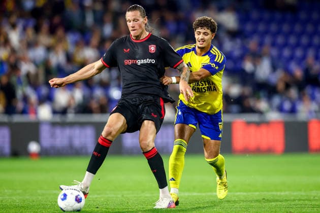 2026-08-30 SC Cambuur v FC Twente - Dutch Eredivisie LEEUWARDEN, NETHERLANDS - AUGUST 30: Wout Weghorst of FC Twente, IsmaÃ«l Baouf of SC Cambuur during the Dutch Eredivisie match between SC Cambuur and FC Twente at Kooi Stadion on August 30, 2026 in Leeuwarden, Netherlands. Leeuwarden Kooi Stadion Netherlands Content not available for redistribution in The Netherlands directly or indirectly through any third parties. Copyright: xPieterxvanxderxWoudex