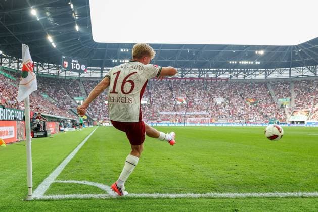 Hennes Behrens 16: FC Augsburg during a corner kick, FC Augsburg vs. FC Schalke 04, soccer, Bundesliga 1, Matchday 1, August 30, 2026. DFB regulations prohibit any use of photographs as image sequences and or quasi-video. Augsburg, Bavaria, Germany Copyright: xkolbert-press ChristianxKolbertx