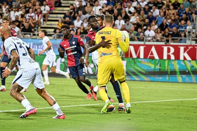 IPA87946914 - Paul Mendy of Cagliari Calcio and Josep Martinez of Inter during the Cagliari Calcio vs. Inter - FC Internazionale Serie A soccer match in Cagliari, Italy, on August 30, 2026  Copyright: xLuigixCanu IPAxSportx xx 87946914
