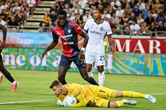 IPA87946963 - Paul Mendy of Cagliari Calcio and Josep Martinez of Inter during the Cagliari Calcio vs. Inter - FC Internazionale Italian Serie A soccer match in Cagliari, Italy, on August 30, 2026  Copyright: xLuigixCanu IPAxSportx xx 87946963
